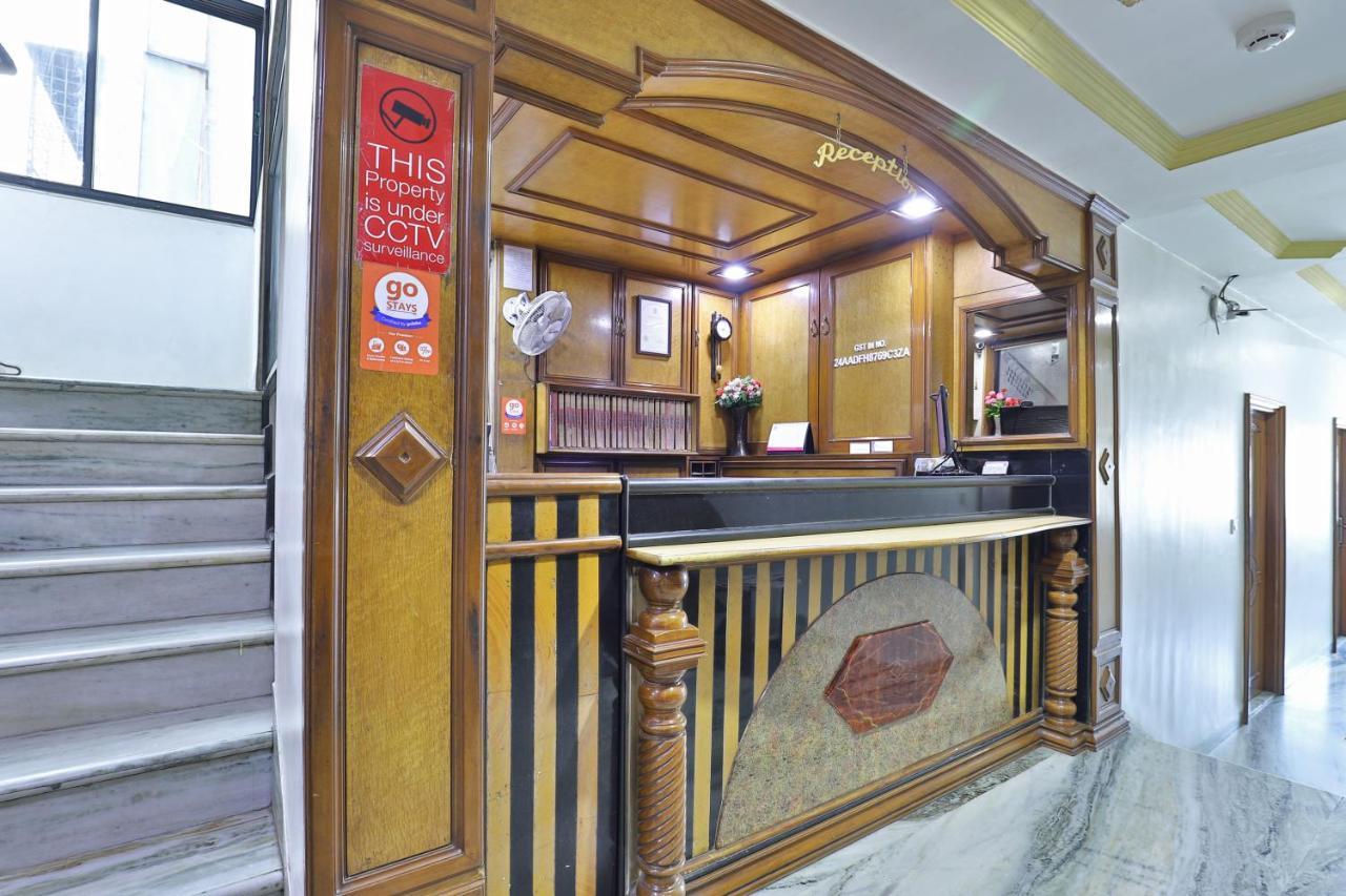 Hotel Midtown Сурат Экстерьер фото