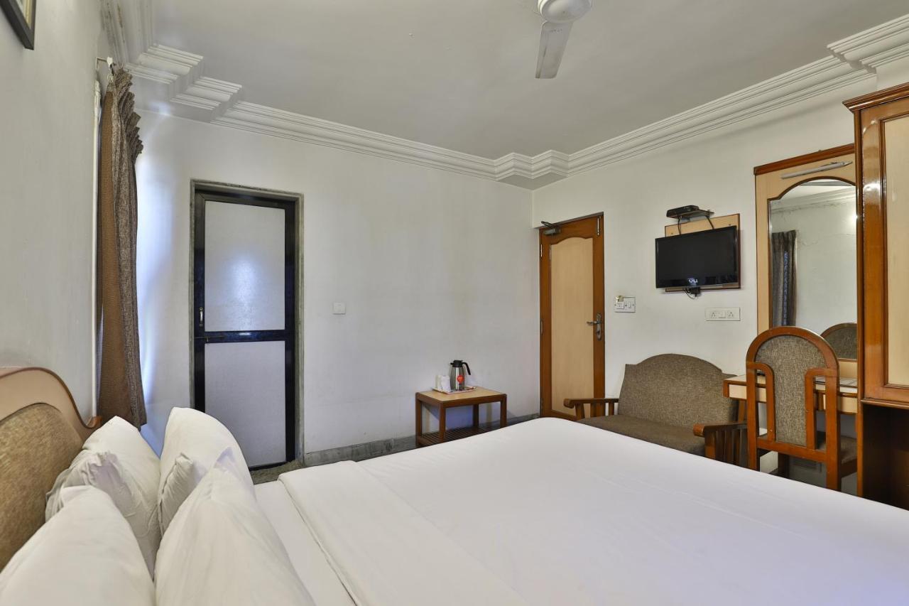Hotel Midtown Сурат Экстерьер фото