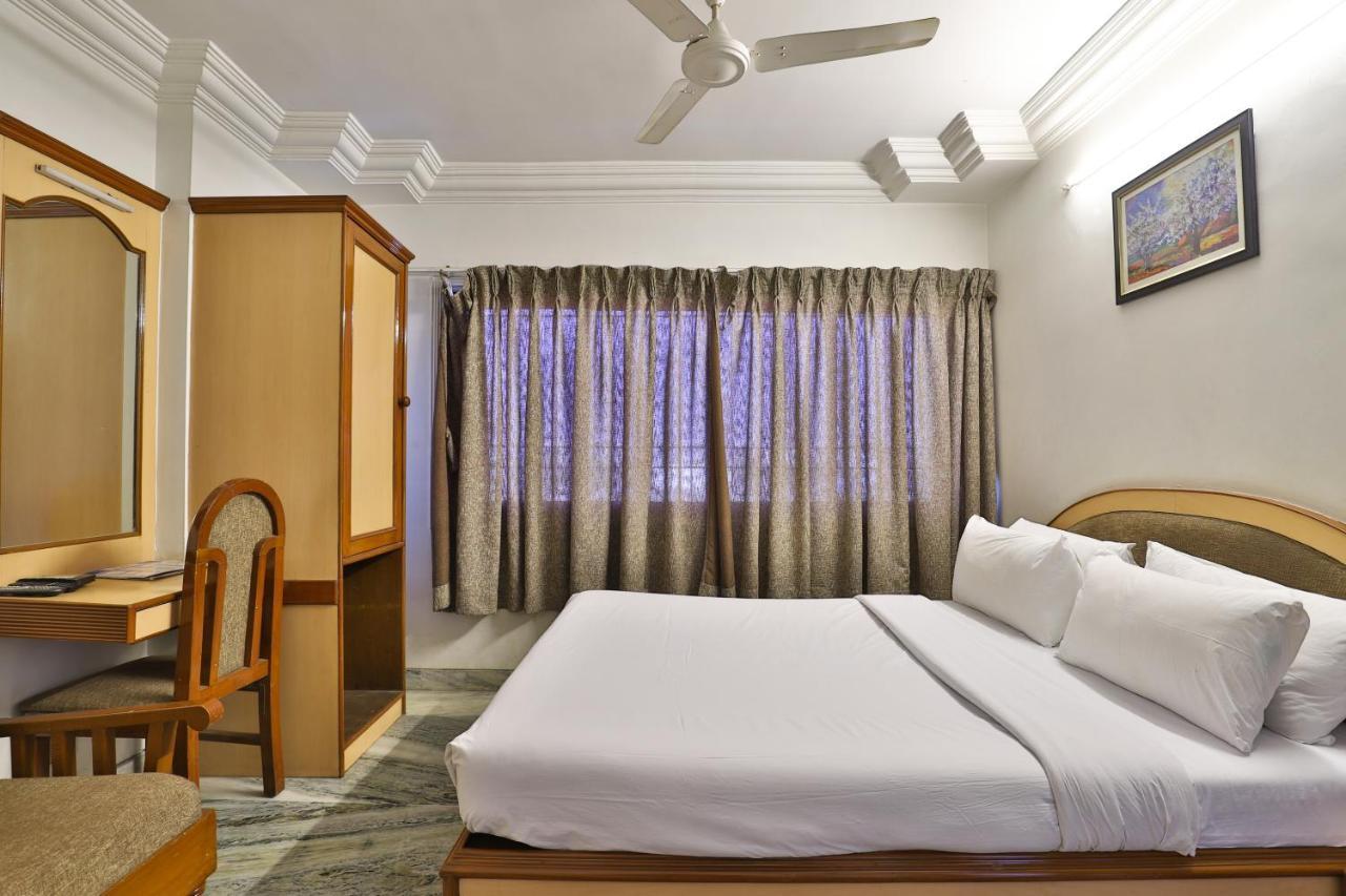 Hotel Midtown Сурат Экстерьер фото