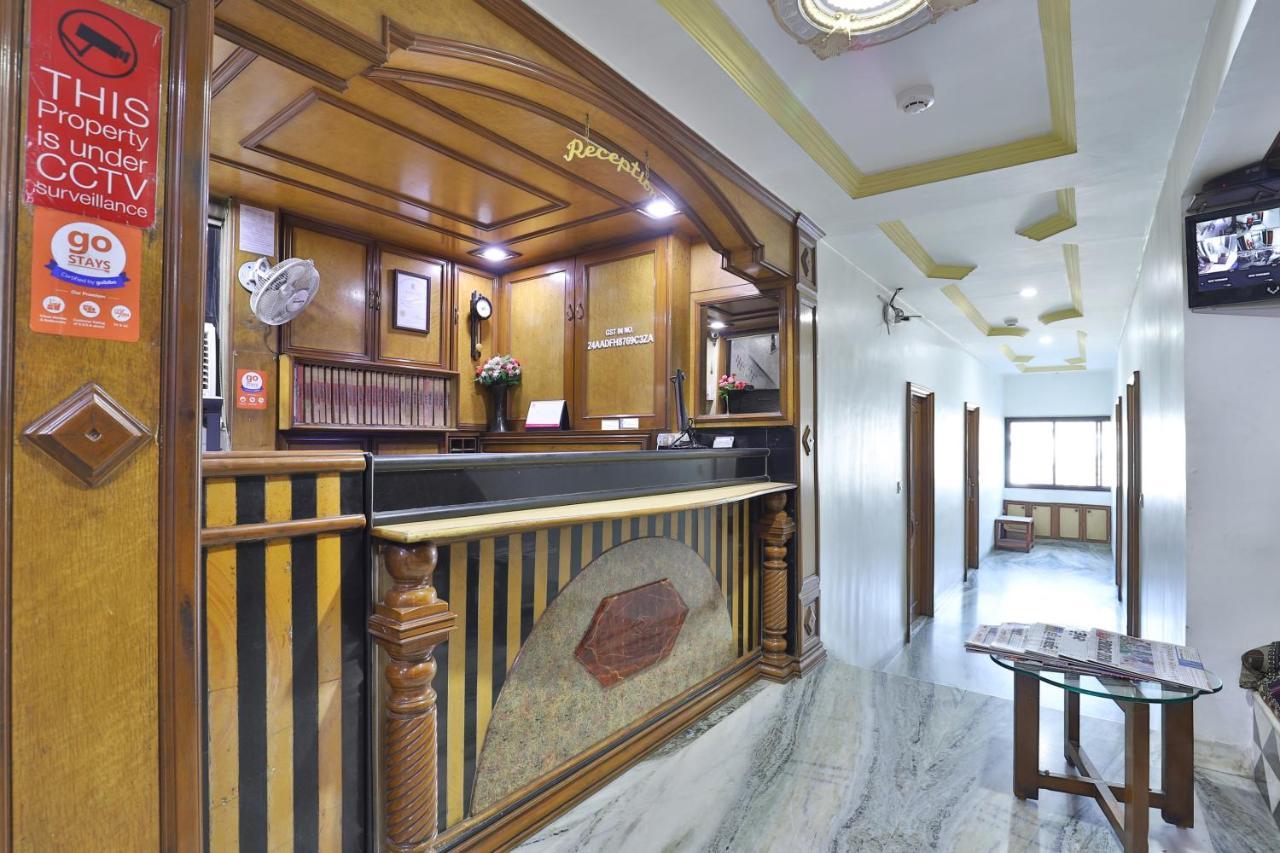 Hotel Midtown Сурат Экстерьер фото