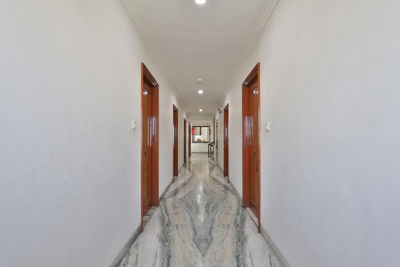 Hotel Midtown Сурат Экстерьер фото