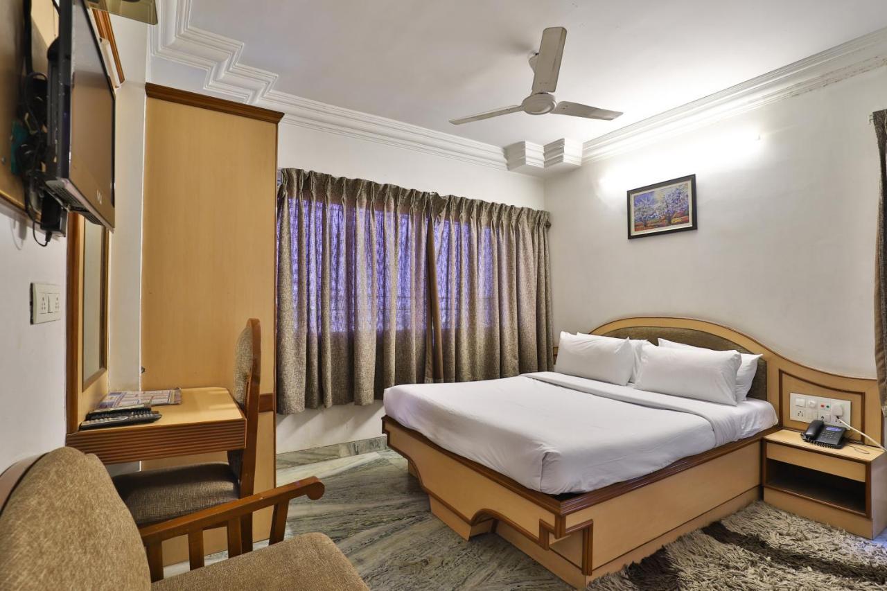 Hotel Midtown Сурат Экстерьер фото